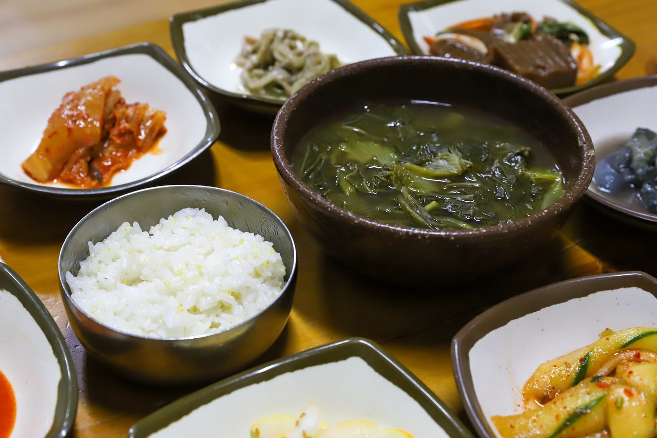 강진 사의재 저잣거리 식당 '동문매반가'는 아욱국과 조밥을 판다. 다산이 해장용으로 즐겨 먹던 음식이다.