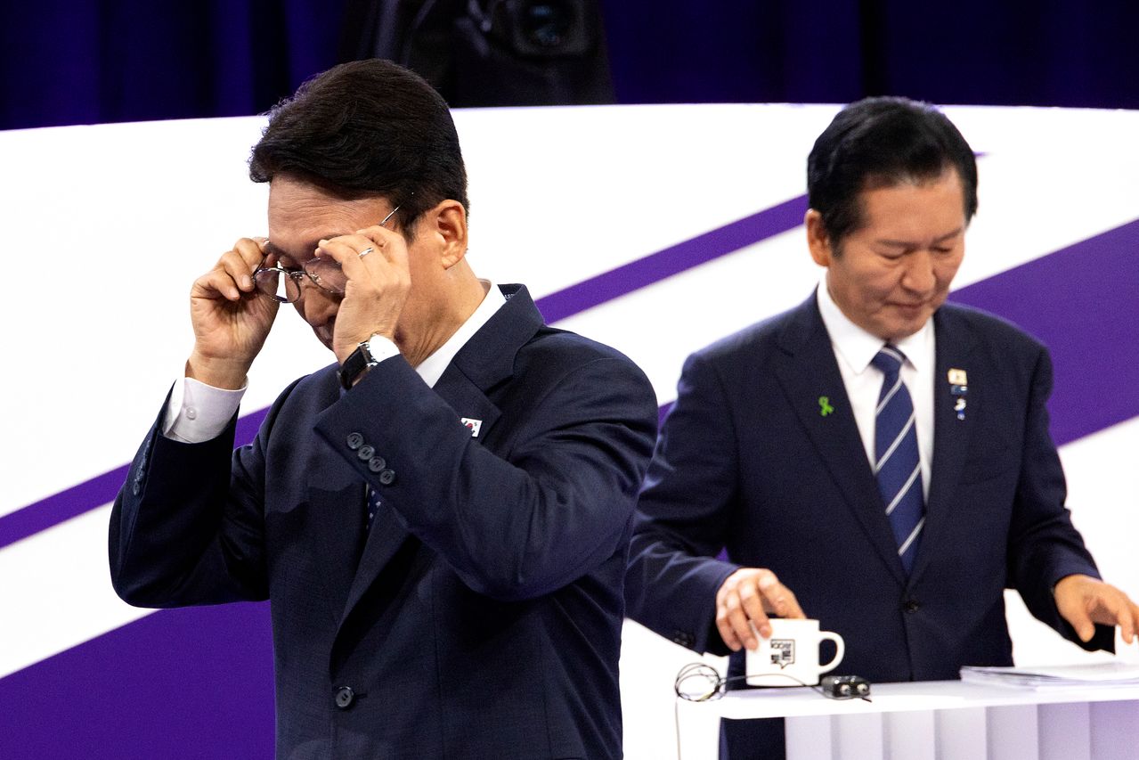 김민석 더불어민주당 당대표 후보와 정청래 후보가 29일 오후 서울 마포구 MBC에서 TV토론회 시작 전 자리로 이동하고 있다. 국회사진기자단