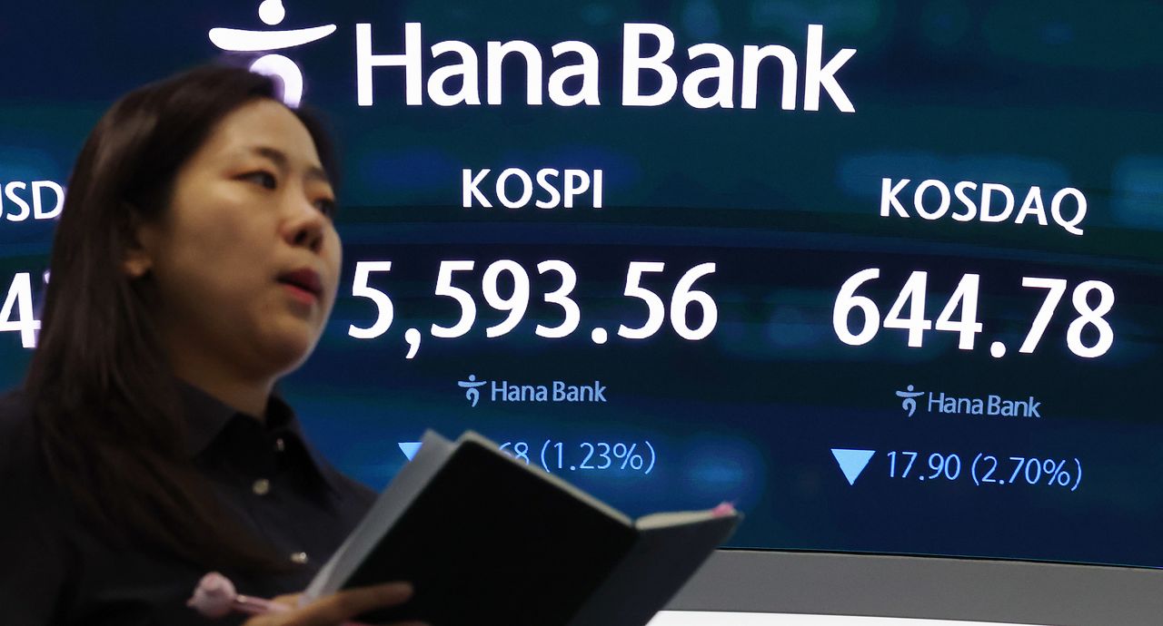 30일 서울 중구 하나은행 딜링룸 전광판에 코스피 지수가 전일 종가와 비교해 69.68포인트(p)(1.23%) 하락한 5593.56을 나타내고 있다.  코스닥은 전일 대비17.90포인트(p)(2.70%) 하락한 644.78로 마감했다. 뉴스1