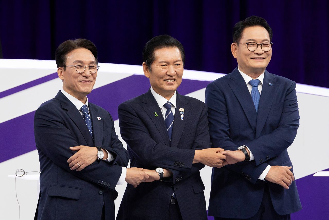 더불어민주당 당권 주자인 김민석(왼쪽부터), 정청래, 송영길 의원이 29일 오후 서울 마포구 MBC에서 TV토론회에서 기념 촬영을 하고 있다. 뉴스1