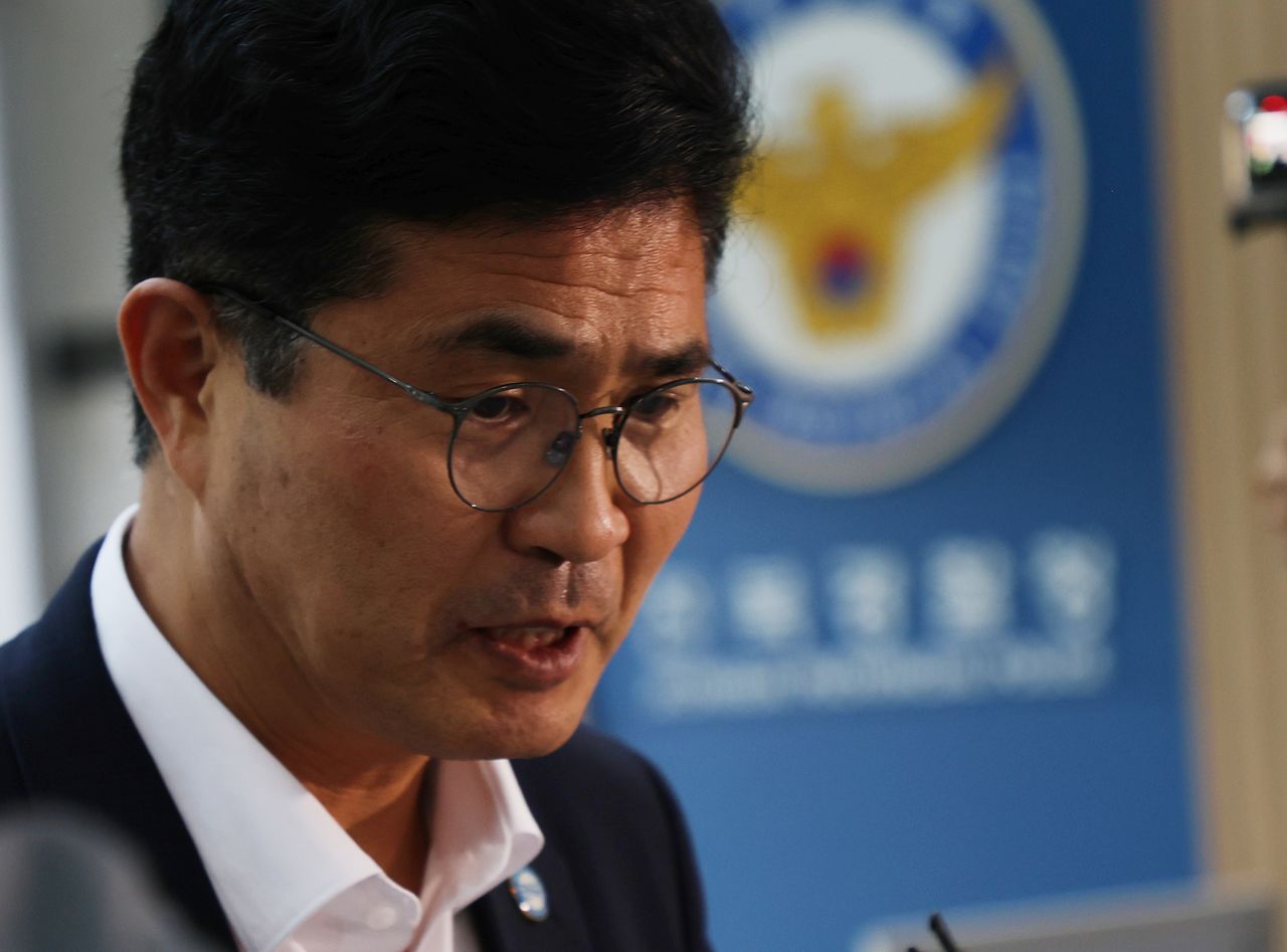 6·3 지방선거를 앞두고 허위사실을 공표한 혐의로 고발된 이원택 전북특별도지사가 29일 경찰 조사를 받기 위해 전북경찰청으로 향하고 있다. 연합뉴스