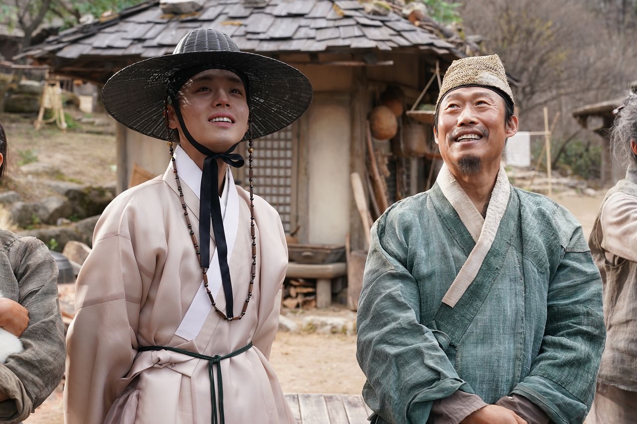 영화 '왕과 사는 남자'에서 단종(박지훈, 왼쪽)과 유배지 촌장 엄흥도(유해진)는 서로 마음의 문을 열고 정서적 유대를 쌓아간다. '왕과 사는 남자'는 2년만의 천만 축포를 터뜨리며 올상반기 흥행을 견인했다. 사진 쇼박스
