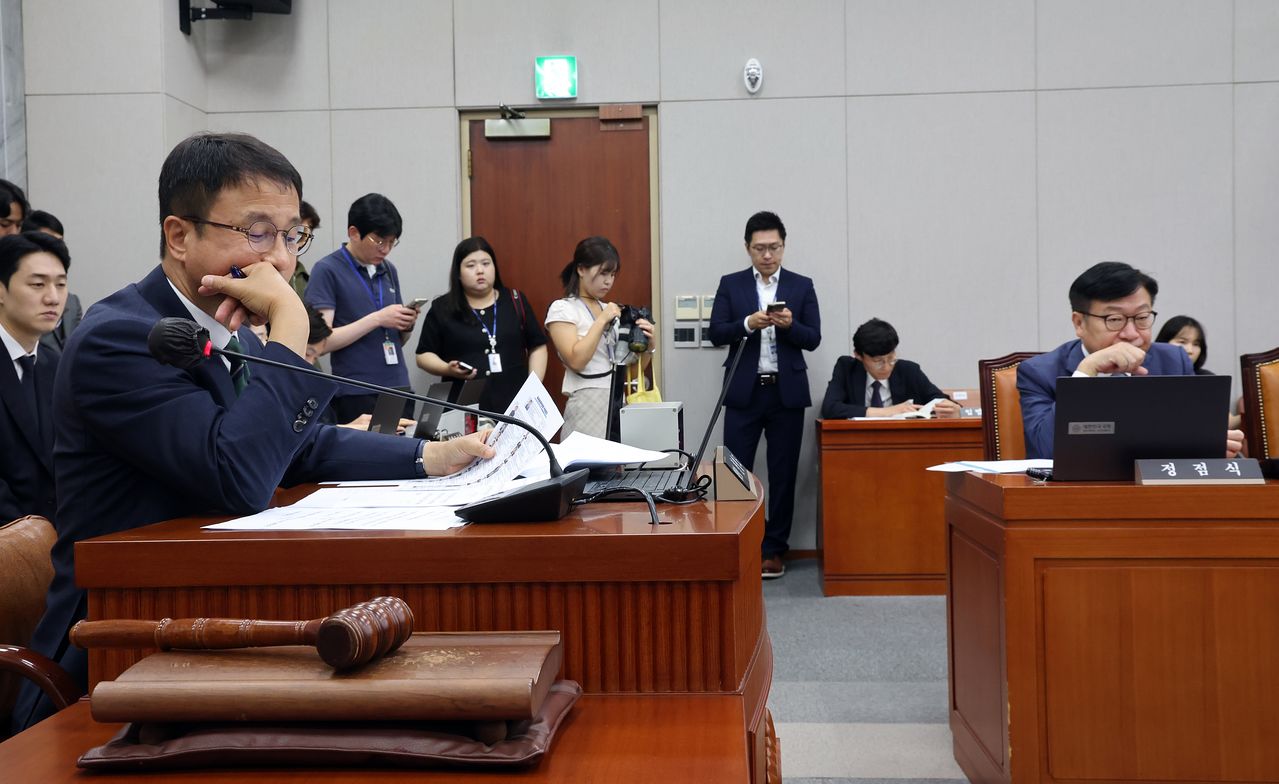 한병도 국회 운영위원장과 정점식 국민의힘 원내대표가 29일 오전 서울 여의도 국회에서 열린 운영위원회 전체회의에서 생각에 잠겨 있다. 뉴스1