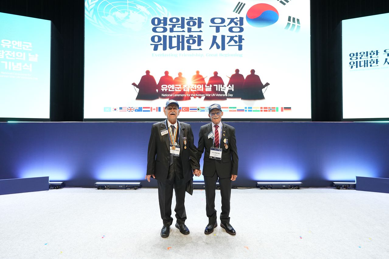 국가보훈부는 지난 27일 유엔 참전국 감사만찬에서 호세 올메도 로하스 마린(왼쪽)에게 평화의 사도메달을 수여했다. 그는 국가보훈부가 주관한 '유엔참전용사 등 재방한 초청사업'으로 한국에 왔다. 사진 국가보훈부