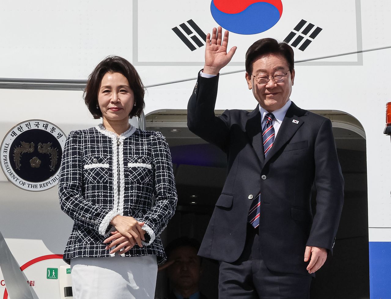 이재명 대통령과 김혜경 여사가 29일(현지시간) 브라질 상파울루 과룰류스 국제공항에 도착해 환송객들에 인사하고 있다. 뉴스1