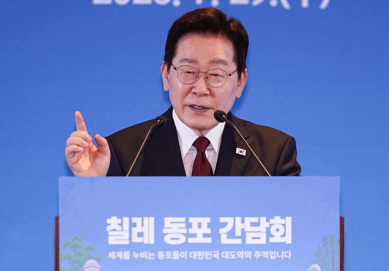  이재명 대통령이 29일(현지시간) 칠레 산티아고 한 호텔에서 열린 동포 만찬간담회에서 발언하고 있다. 뉴스1