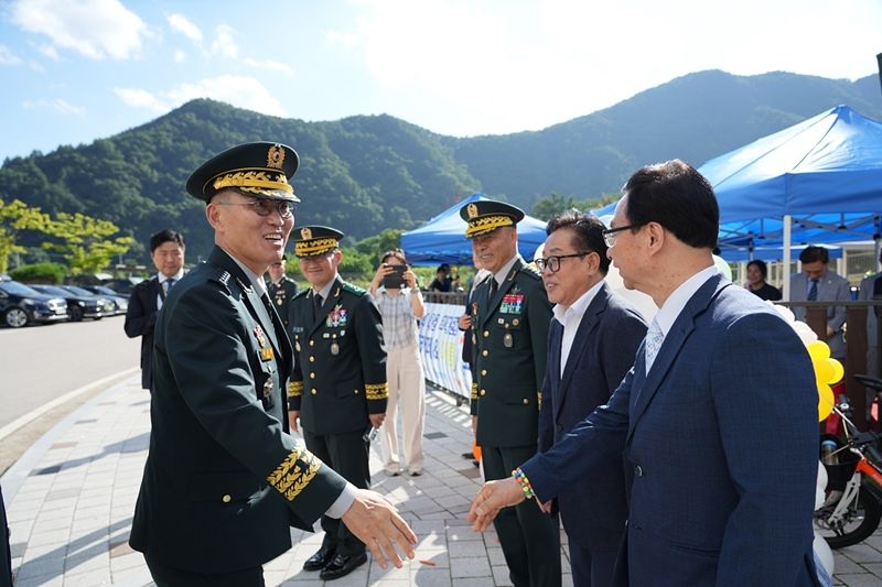 왼쪽부터 김규하 육군참모총장, 최상기 인제군수, 권태일 해피기버 이사장.
