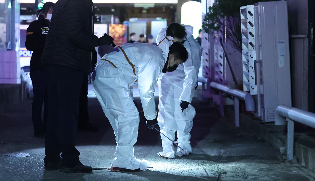 지난해 12월 3일 오후 경남 창원시 마산회원구 합성동 한 모텔 앞에서 경찰이 현장을 살피고 있다. 이날 오후 해당 모텔에서 흉기 사건이 발생해 2명이 심정지 상태로 발견되고, 1명이 중상을 입었다. 연합뉴스