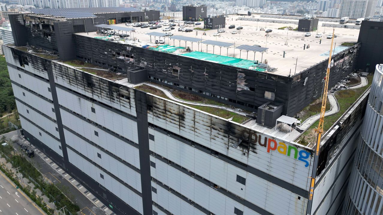 인천 쿠팡 물류센터 화재 조사를 위한 합동 감식이 진행된 28일 인천 서해구 쿠팡 32물류센터 건물 외부가 까맣게 그을려 있다. 김종호 기자