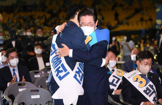 더불어민주당 제5차 정기전국대의원대회가 2022년 8월 28일 오후 서울 송파구 올림픽공원 체조경기장(KSPO돔)에서 열린 가운데, 신임 당대표로 당선된 이재명 후보가 박용진 후보와 포옹하고 있다. 김성룡 기자