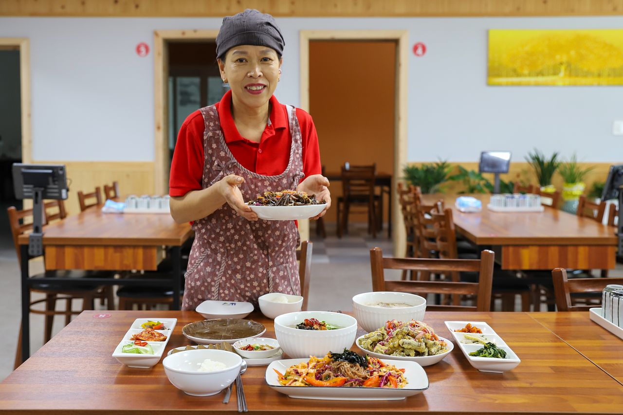 도토리 코스 요리를 개발한 옛터 양경순 사장. 그는 하루 두 번씩 신선한 도토리 묵을 쑨다고 한다.