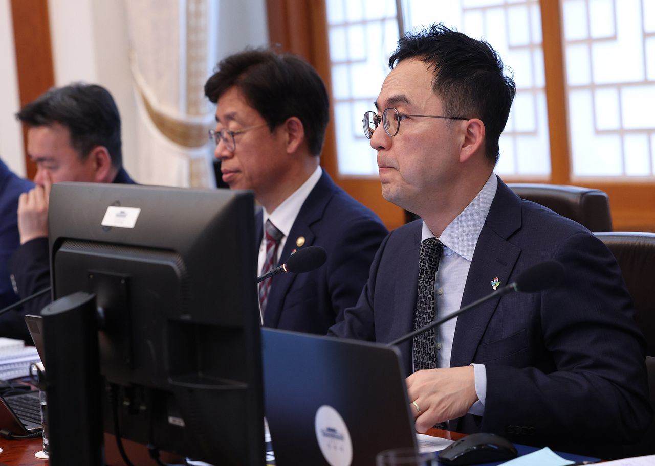 구자현 검찰총장 대행이 지난달 2일 청와대에서 열린 국무회의 겸 비상경제점검회의에서 업무보고 후 이재명 대통령의 발언을 듣고 있다. 뉴스1