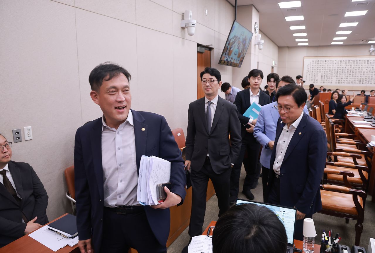 국민의힘 의원들이 29일 더불어민주당의 형사소송법 강행에 반발해 국회 법제사법위원회에서 퇴장했다. 연합뉴스