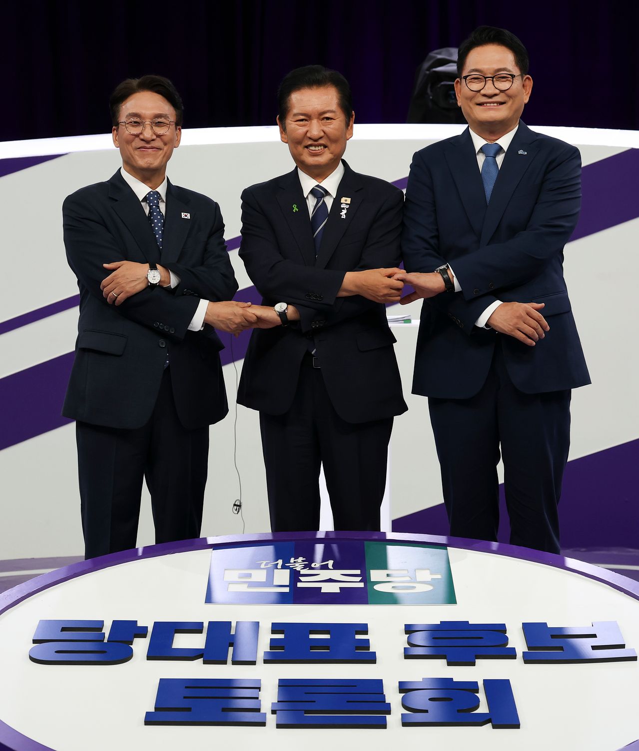 더불어민주당 8·17 전당대회 첫 TV토론회가 29일 서울 마포구 MBC에서 열렸다. 김민석·정청래·송영길 당 대표 후보(왼쪽부터)가 토론회 시작 전 기념 촬영하고 있다. [국회사진기자단]