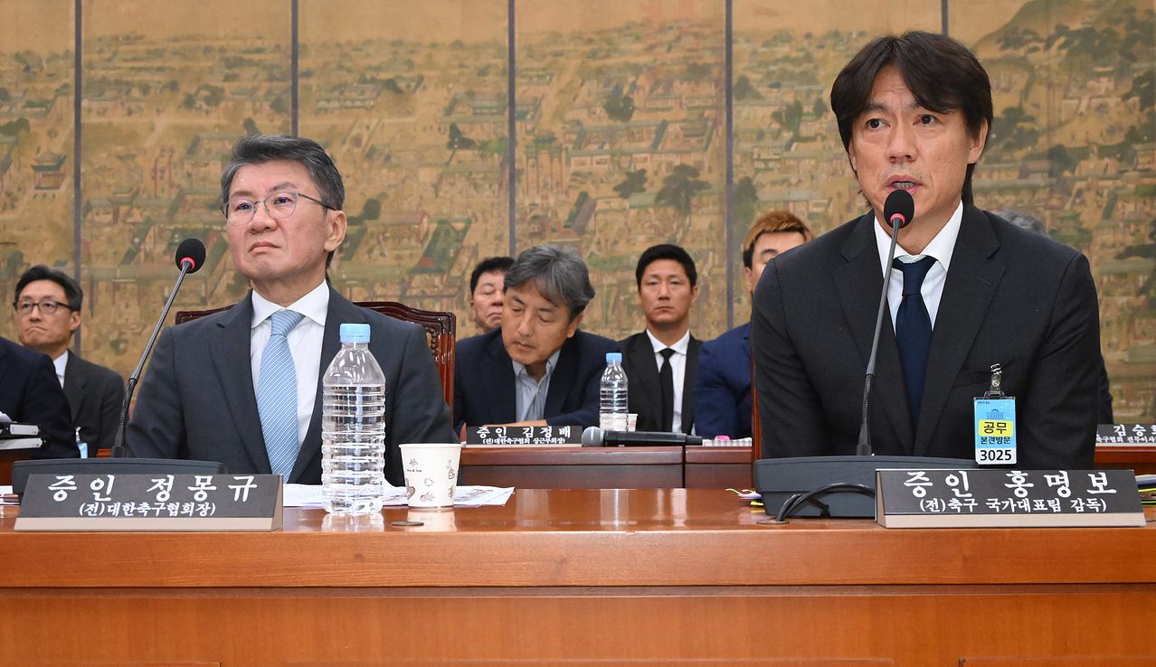 청문회 출석해 답변하는 정묭구 축구협회장과 홍명보 전 축구대표팀 감독. 연합뉴스 