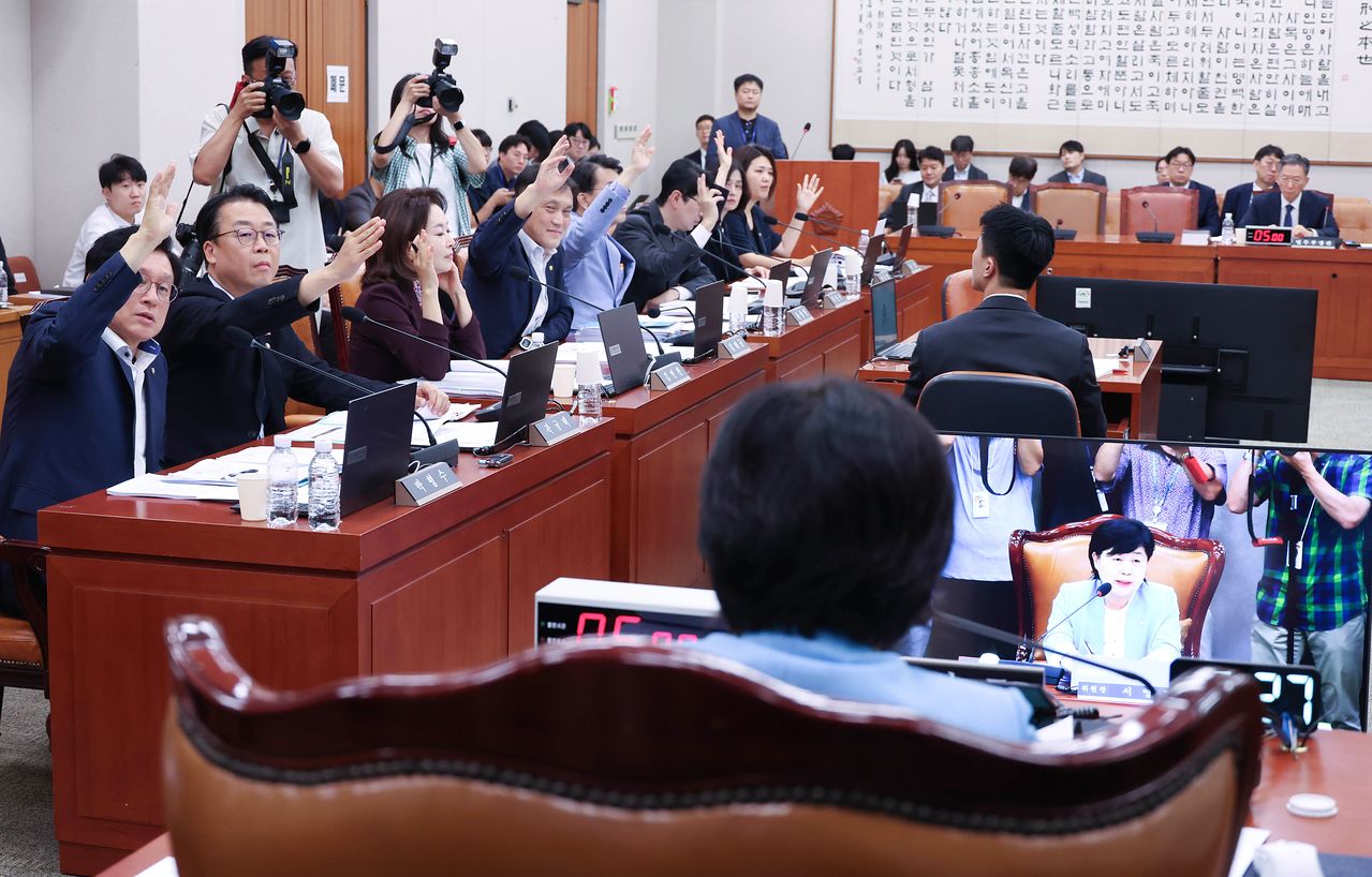 국민의힘 의원들이 29일 국회에서 열린 법제사법위원회 전체회의에서 서영교 위언장에게 안건 토론권을 신청하고 있다. 임현동 기자 