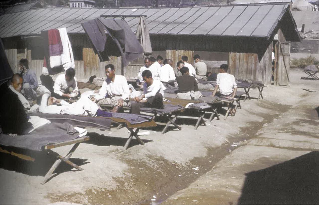 1950년대 부산시 남구 우암동에 조성된 보건진료소 야외병상에서 적군 포로들이 치료를 받고 있다. [사진 주한스웨덴대사관]
