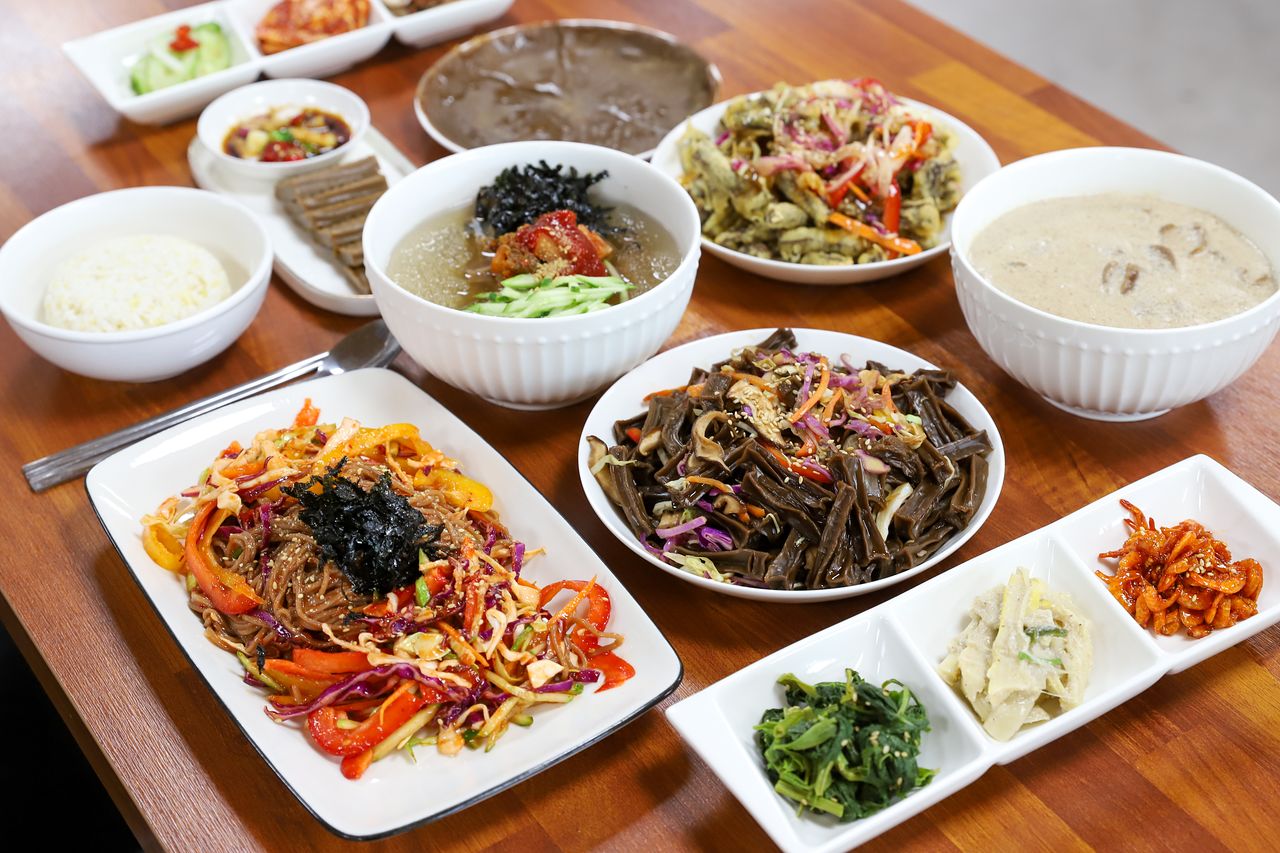 영암 월출산 어귀에 자리한 식당 '옛터'는 도토리 코스 요리를 판다. 도토리를 건조기에 말려서 요리한 잡채와 탕수육이 별미다.