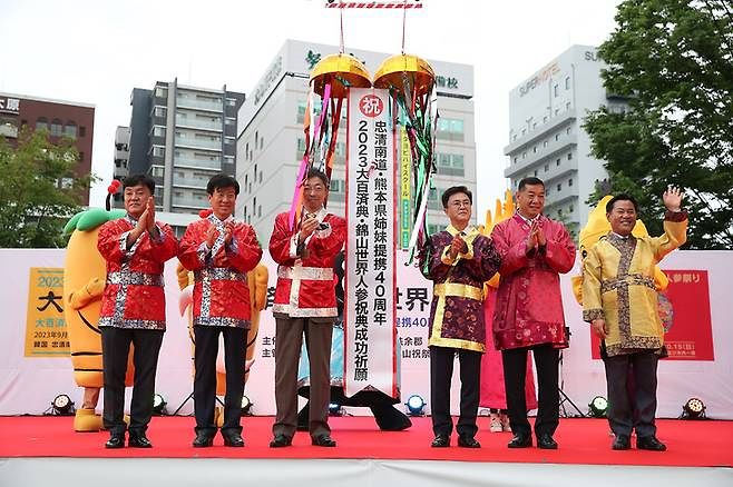 지난 2023년 5월 김태흠 전 충남지사 등이 일본 구마모토현에서 대백제전과 금산세계인삼축제를 홍보하고 있다. 뉴시스