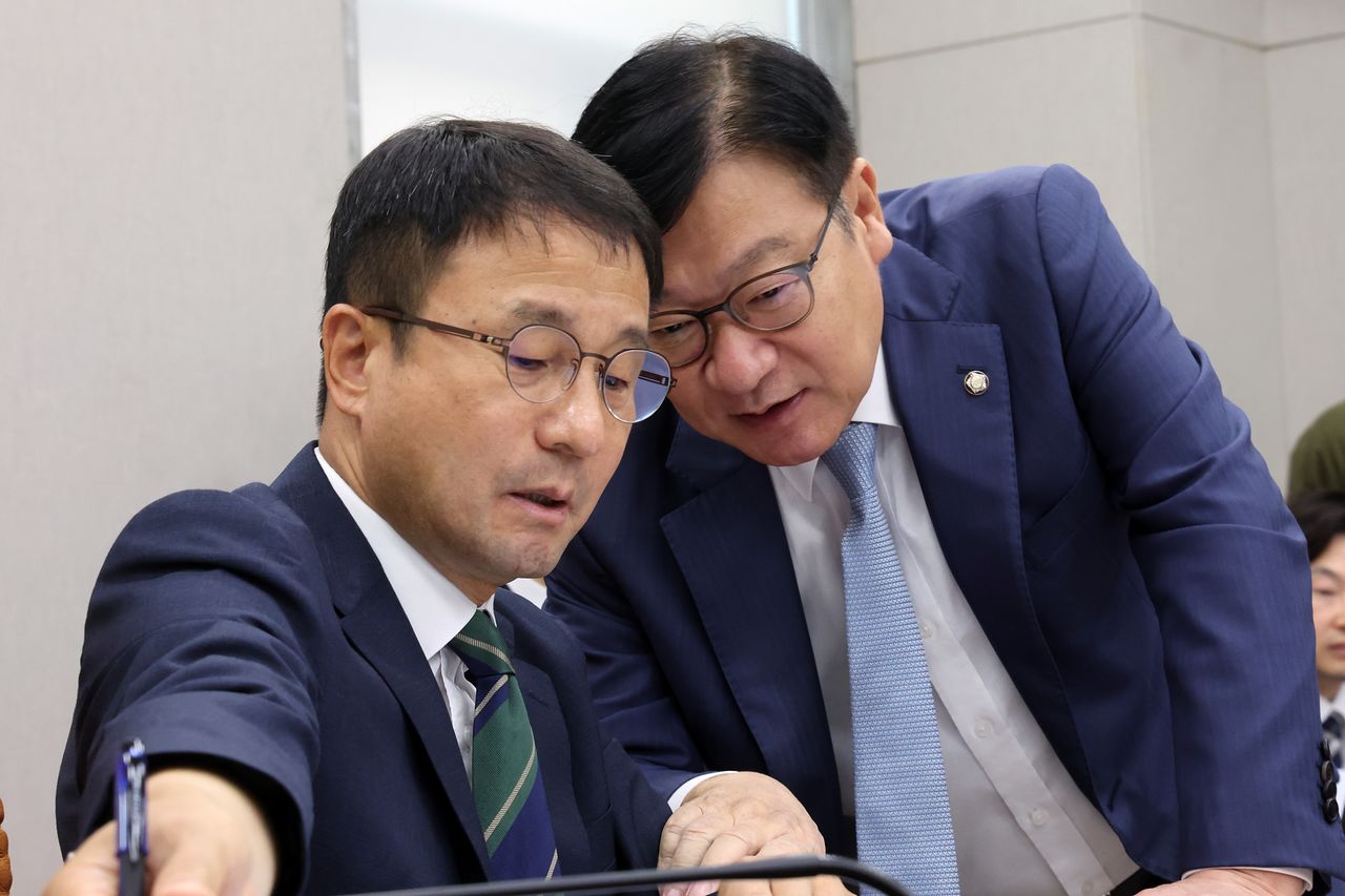 한병도 국회 운영위원장과 정점식 국민의힘 원내대표가 29일 오전 서울 여의도 국회에서 열린 운영위원회 전체회의에서 대화를 나누고 있다. 뉴스1