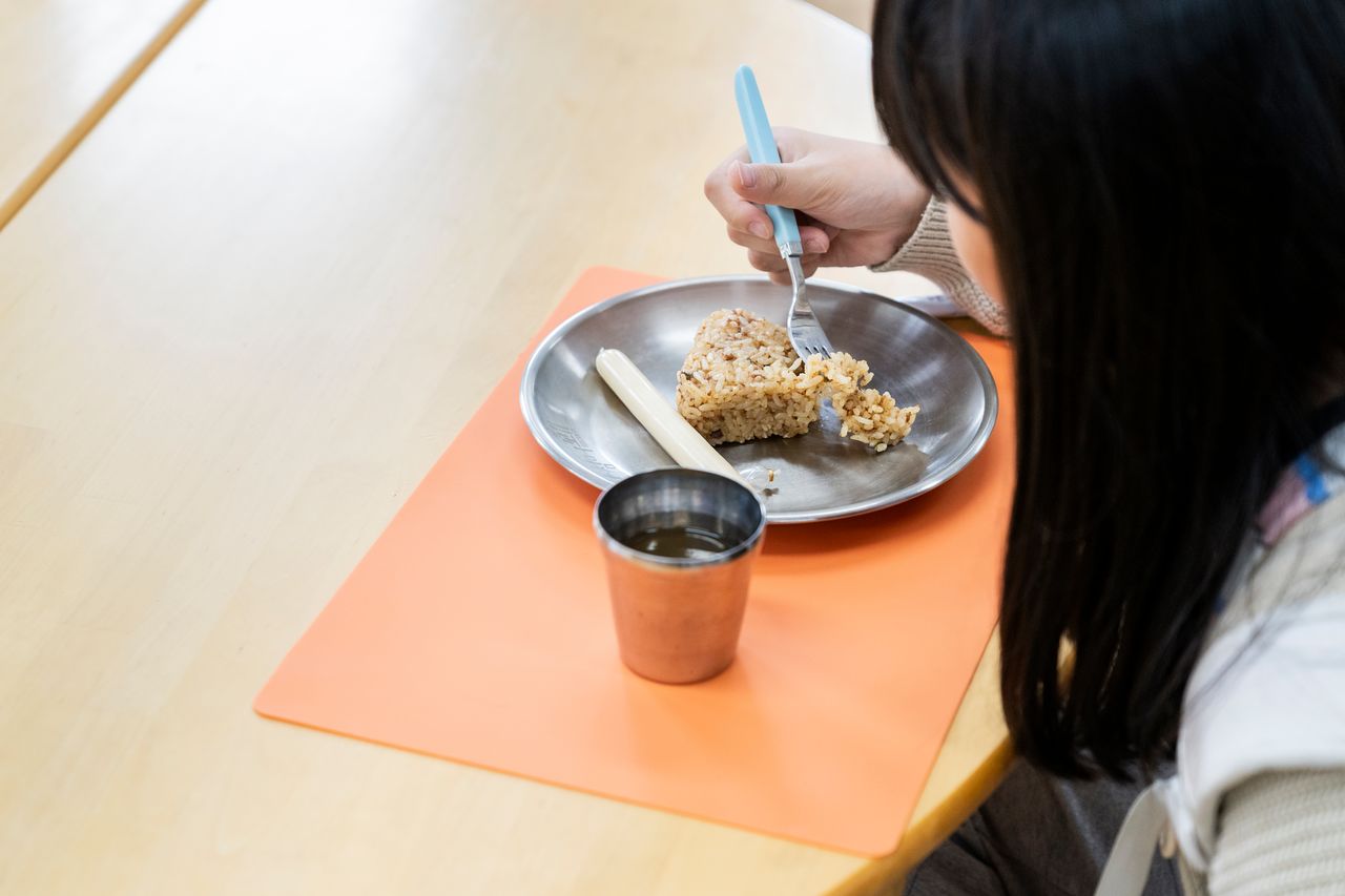 월드비전 ‘아침머꼬’ 사업에 참여한 아동이 아침식사를 하고 있다.