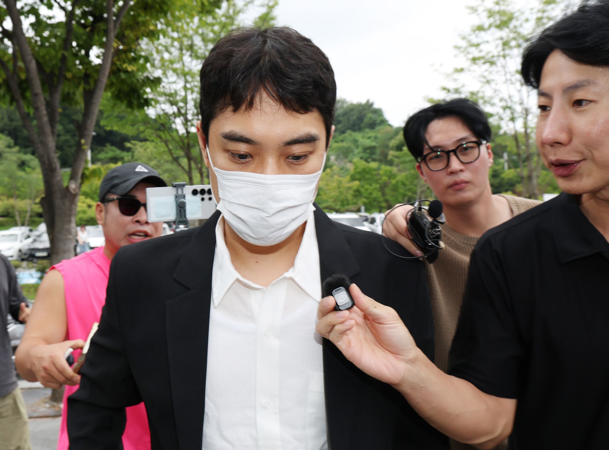 미성년자 성매매 혐의 등을 받는 최영중 전 청주시의원이 30일 구속 전 피의자 심문(영장실질심사)을 받기 위해 충북 청주시 서원구 청주지방법원에 출석하고 있다. 뉴스1