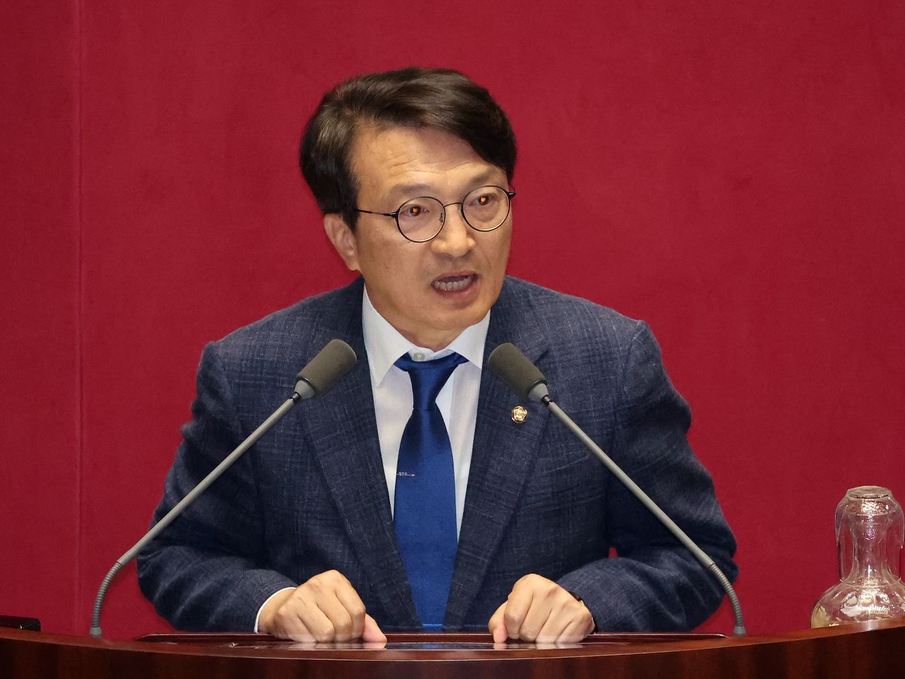 6·3 재보궐선거로 당선된 김의겸 더불어민주당 의원이 지난달 5일 서울 여의도 국회에서 열린 본회의에 참석해 인사말을 하고 있다. 뉴스1