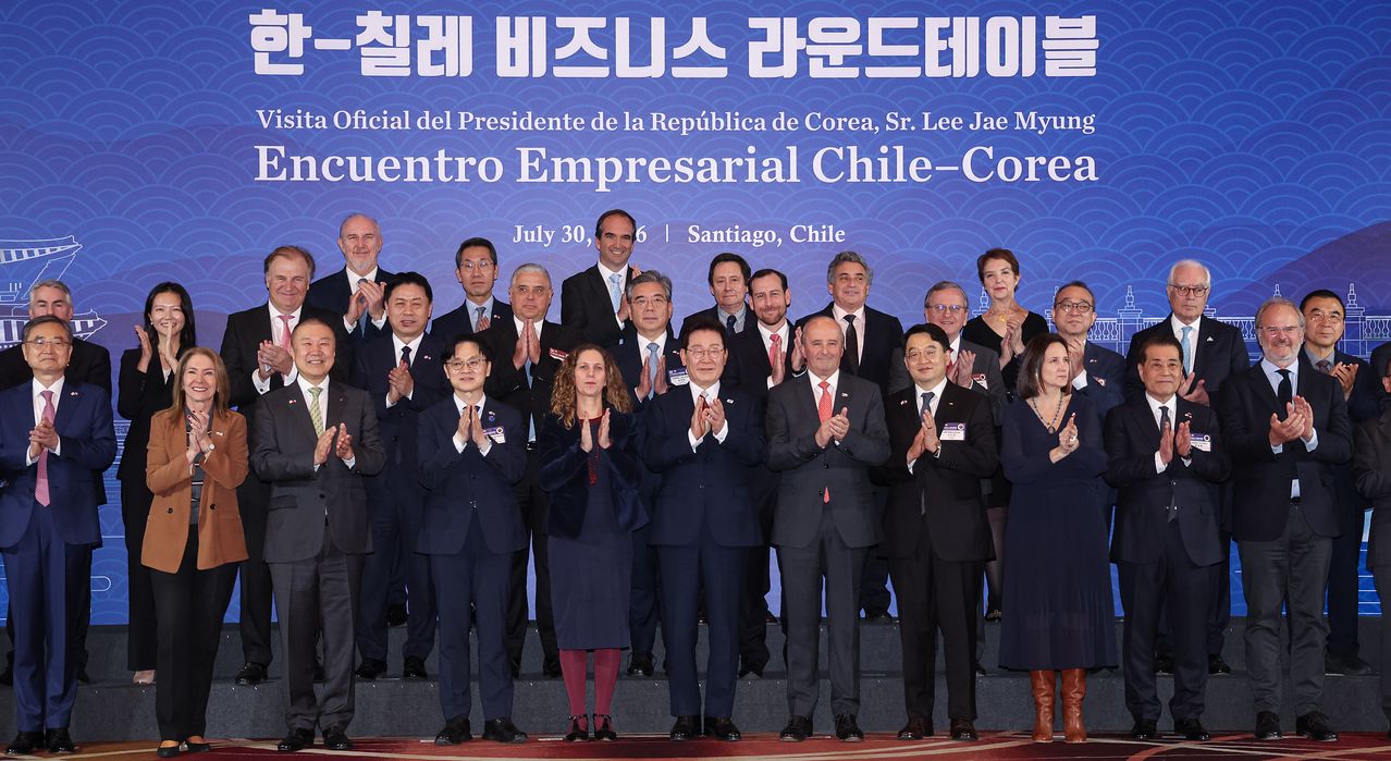 이재명 대통령이 30일(현지시간) 칠레 산티아고 한 호텔에서 열린 비즈니스 라운드테이블에서 참석 기업인들과 기념촬영을 하고 있다. 뉴스1