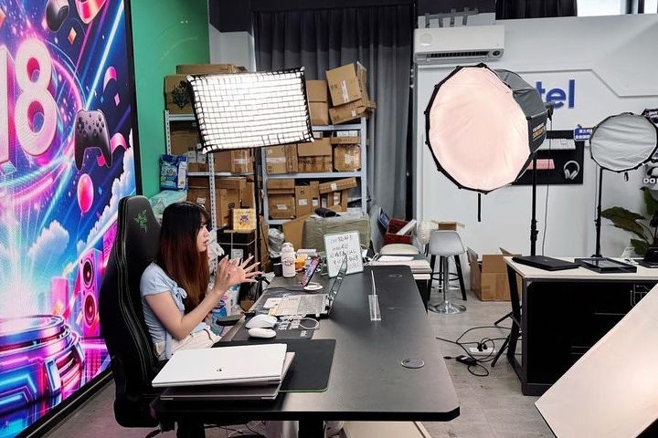 지난 5월 21일 항저우시에 위치한 톈샤왕상(天下網商·Global Netrepreneur)네트워크전매회사에서 라이브 방송 중인 청년 스트리머. 신화통신
