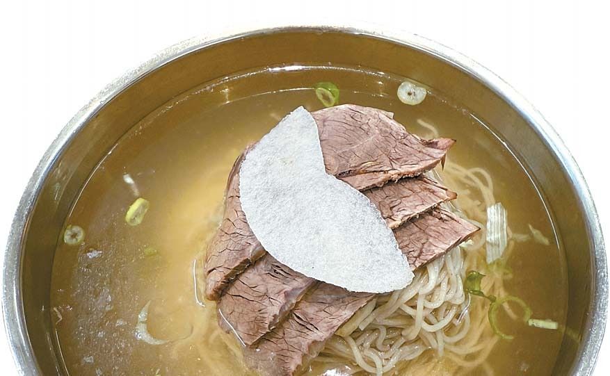 면을 건져서 수제 배식초를 뿌려 먹는 것이 매력적인 봉밀가의 평양물국수. [사진 정연주]