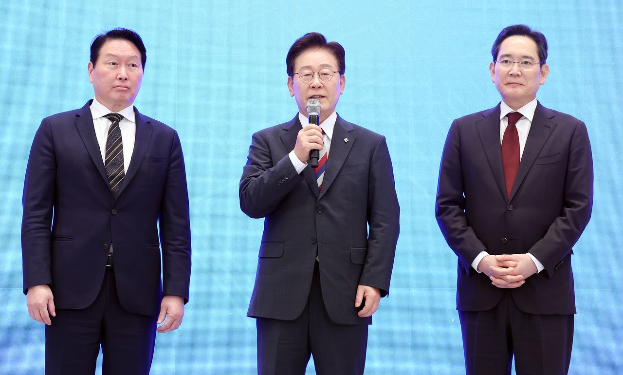 지난 6월 29일 이재명 대통령이 호남 반도체 클러스터를 포함한 ‘3대 메가 프로젝트’에 대해 발언하고 있다. 이재용 삼성전자 회장(오른쪽)과 최태원 SK그룹 회장(왼쪽)이 동석했다. 사진 뉴스1