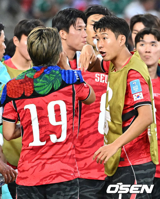 [OSEN=몬테레이(멕시코), 이대선 기자] 홍명보 감독이 이끄는 대한민국 축구대표팀은 25일(이하 한국시간) 오전 10시 멕시코 몬테레이 스타디움에서 개최된 2026 국제축구연맹(FIFA) 북중미 월드컵 조별리그 A조 최종전에서 남아프리카공화국에게 0-1 충격패를 당했다.1승2패가 된 한국은 A조 3위로 밀리며 32강 자력진출에 실패했다. 한국은 나머지 조들의 상황을 따져보고 32강에 진출할 가능성은 남아있다.전반 하이드레이션 브레이크 때 대한민국 손흥민이 이강인에게 조언을 하고 있다. 2026.06.25 /sunday@osen.co.kr