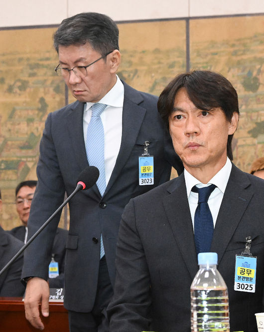 [OSEN=박준형 기자] 30일 서울 여의도 국회에서 문화체육관광위원회의 대한축구협회 현안 관련 청문회가 진행됐다.이날 청문회에는 홍명보 전 대한민국 축구대표팀 감독과 정몽규 전 대한축구협회장이 참석했다.정몽규 전 대한축구협회장이 선서문을 전달한뒤 자리로 돌아가고 있다.   2026.07.30 / soul1014@osen.co.kr  사진=국회사진기자단