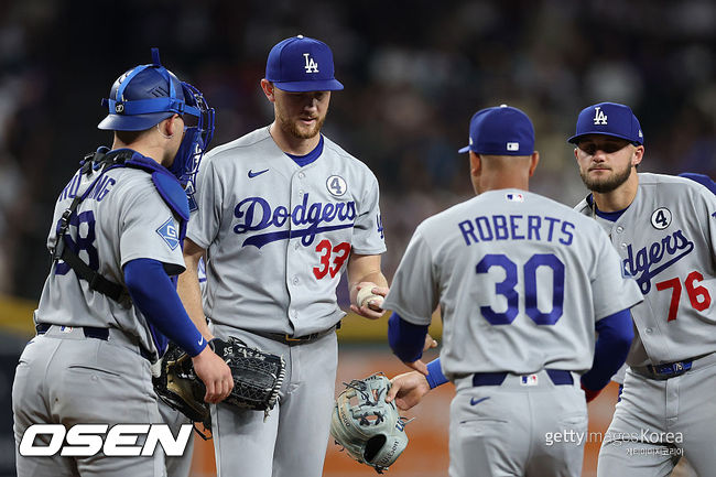 [사진] LA 다저스 에릭 라우어가 데이브 로버츠 감독에게 공을 넘기며 교체되고 있다. ⓒGettyimages(무단전재 및 재배포 금지)