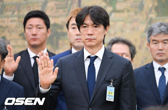 [OSEN=박준형 기자] 30일 서울 여의도 국회에서 문화체육관광위원회의 대한축구협회 현안 관련 청문회가 진행됐다.이날 청문회에는 홍명보 전 대한민국 축구대표팀 감독과 정몽규 전 대한축구협회장이 참석했다.홍명보 전 감독이 선서를 하고 있다. 2026.07.30 / soul1014@osen.co.kr  <사진=국회사진기자단>