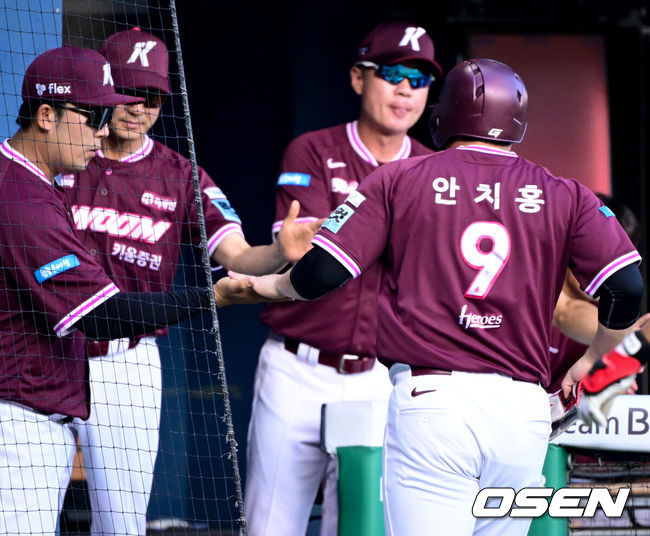 [OSEN=잠실, 조은정 기자]30일 서울 잠실야구장에서 2026 신한 SOL KBO리그 LG 트윈스와 키움 히어로즈의 경기가 열렸다.이날 LG는 임찬규, 키움은 안우진을 선발로 내세웠다. 1회초 2사 2,3루에서 키움 김건희의 2타점 2루타에 안치홍이 득점을 올린 뒤 설종진 감독의 환영을 받고 있다. 2026.07.30 /cej@osen.co.kr