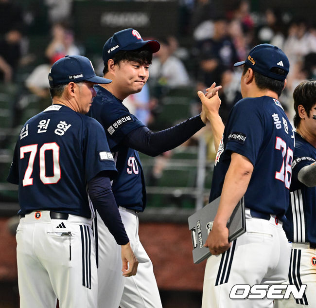 [OSEN=인천, 지형준 기자] 프로야구 두산 베어스가 극적인 역전승을 거두며 위닝 시리즈를 가져왔다.두산은 30일 인천 SSG랜더스필드에서 열린 ‘2026 신한은행 SOL Bank KBO리그’ SSG 랜더스와의 경기에서 5-3 역전승을 거뒀다. 이날 승리로 주중 3연전 위닝시리즈를 달성했다.경기를 마치고 두산 이영하가 김원형 감독, 홍원기 코치와 승리를 기뻐하고 있다. 2026.07.30 / jpnews@osen.co.kr