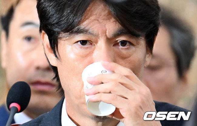[OSEN=박준형 기자] 30일 서울 여의도 국회에서 문화체육관광위원회의 대한축구협회 현안 관련 청문회가 진행됐다.이날 청문회에는 홍명보 전 대한민국 축구대표팀 감독과 정몽규 전 대한축구협회장이 참석했다.홍명보 전 축구대표팀 감독이 물을 마시고 있다.   2026.07.30 / soul1014@osen.co.kr  <사진=국회사진기자단>