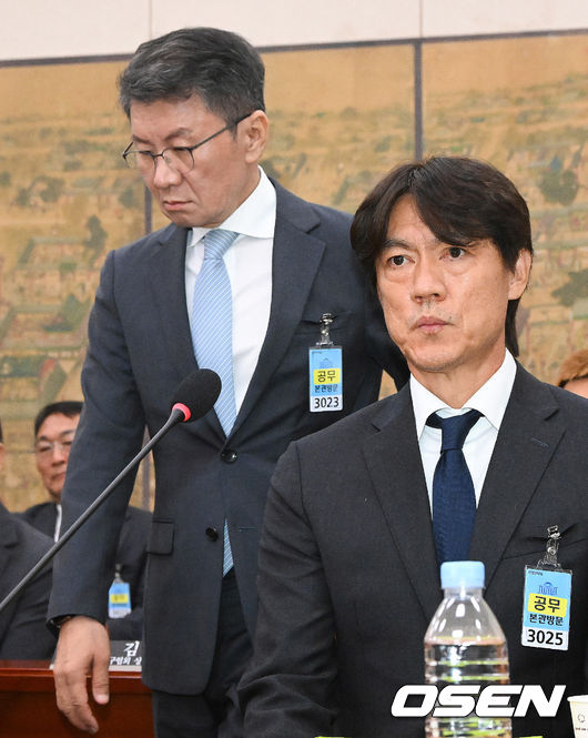 [OSEN=박준형 기자] 30일 서울 여의도 국회에서 문화체육관광위원회의 대한축구협회 현안 관련 청문회가 진행됐다.이날 청문회에는 홍명보 전 대한민국 축구대표팀 감독과 정몽규 전 대한축구협회장이 참석했다.정몽규 전 대한축구협회장이 선서문을 전달한뒤 자리로 돌아가고 있다.   2026.07.30 / soul1014@osen.co.kr  사진=국회사진기자단