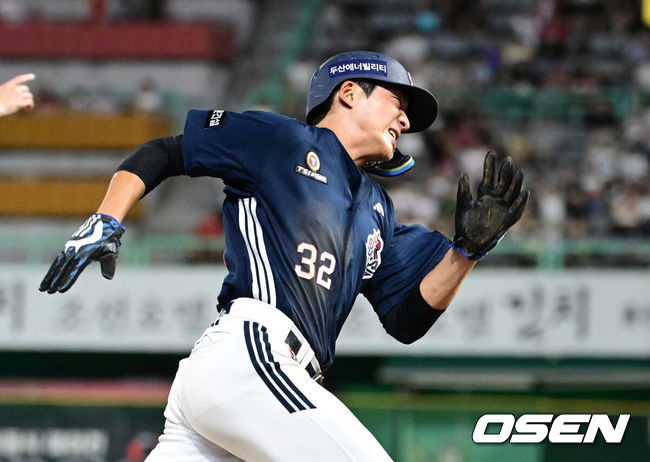 [OSEN=인천, 지형준 기자] 29일 인천SSG랜더스필드에서 2026 신한 SOL KBO리그 SSG 랜더스와 두산 베어스의 경기가 열렸다.SSG은 해치, 두산은 최민석을 선발로 내세웠다.8회초 무사 1루에서 두산 김대한이 박준순의 동점 1타점 적시 2루타에 홈으로 달리고 있다. 2026.07.30 / jpnews@osen.co.kr