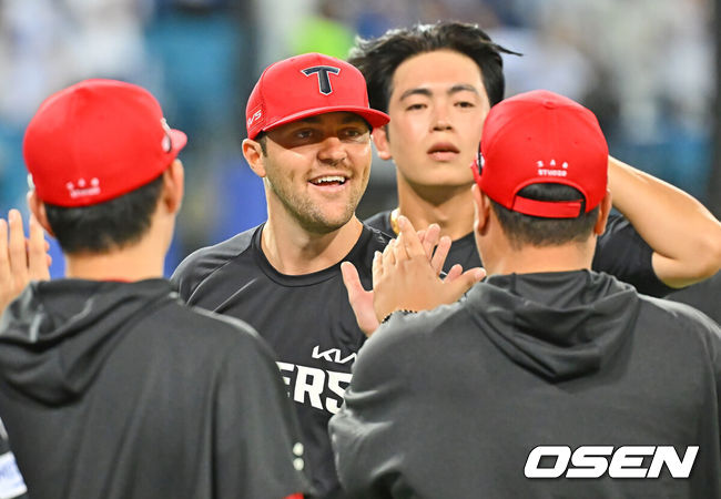[OSEN=대구, 이석우 기자] 30일 대구삼성라이온즈파크에서 2026 신한 SOL KBO 리그 삼성 라이온즈와 KIA 타이거즈의 경기가 열렸다. 홈팀 삼성은 페덱이, 방문팀 KIA는 네일이 선발 출전했다. KIA 타이거즈 네일이 12-3으로 승리한 후 이범호 감독과 기쁨을 나누고 있다. 2026.07.30 / foto0307@osen.co.kr