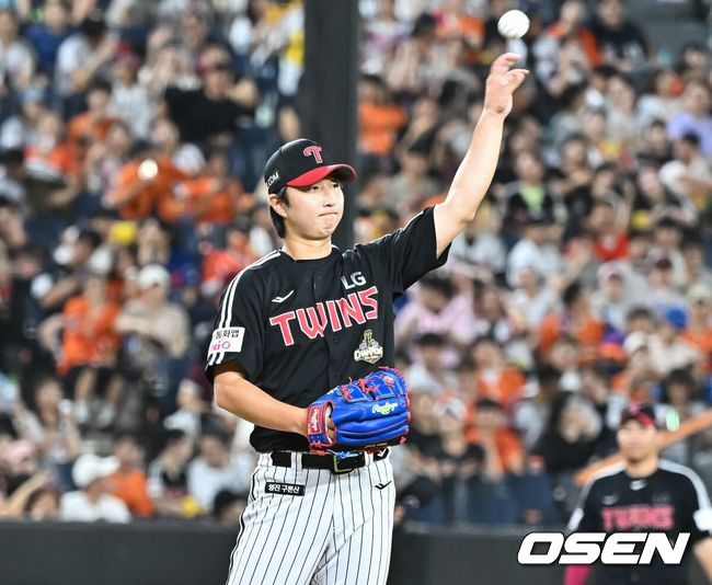 [OSEN=대전, 박준형 기자] 26일 대전한화생명볼파크에서 2026 신한은행 SOL KBO리그 한화 이글스와 LG 트윈스의 경기가 진행됐다.이날 경기에 한화는 짐머맨을, LG는 박시원을 선발투수로 내세웠다. 8회말 LG 최지명(개명 전 최채흥)이 강판되고 있다.    2026.07.24 / soul1014@osen.co.kr