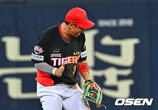 [OSEN=대구, 이석우 기자] 29일 대구삼성라이온즈파크에서 2026 신한 SOL KBO 리그 삼성 라이온즈와 KIA 타이거즈의 경기가 열렸다.홈팀 삼성은 양창섭이, 방문팀 KIA는 시라카와가 선발 출전했다.KIA 타이거즈 하주석이 4회말 삼성 라이온즈 최형우의 안타성 타구를 몸을 날려 잡아 아웃시키고 환호하고 있다. 2026.07.29 / foto0307@osen.co.kr