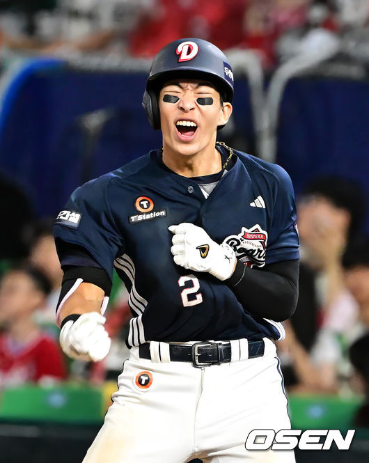 [OSEN=인천, 지형준 기자] 29일 인천SSG랜더스필드에서 2026 신한 SOL KBO리그 SSG 랜더스와 두산 베어스의 경기가 열렸다.SSG은 해치, 두산은 최민석을 선발로 내세웠다.8회초 1사 3루에서 두산 김민석이 역전 1타점 중전 적시타를 날리며 기뻐하고 있다. 2026.07.30 / jpnews@osen.co.kr
