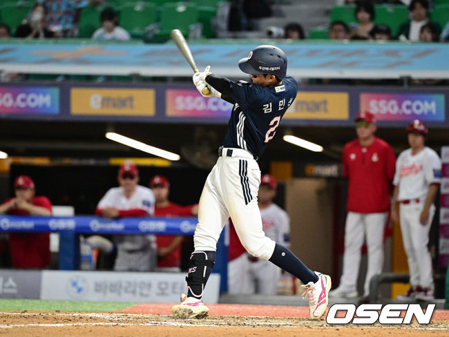 [OSEN=인천, 지형준 기자] 29일 인천SSG랜더스필드에서 2026 신한 SOL KBO리그 SSG 랜더스와 두산 베어스의 경기가 열렸다.SSG은 해치, 두산은 최민석을 선발로 내세웠다.9회초 2사 1루에서 두산 김민석이 우전 안타를 날리고 있다. 2026.07.30 / jpnews@osen.co.kr