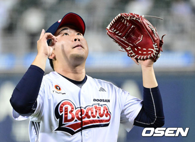[OSEN=잠실, 최규한 기자] 9일 서울 잠실야구장에서 ‘2026 신한 SOL Bank KBO리그’ 두산 베어스와 SSG 랜더스의 경기가 열렸다.홈팀 두산은 잭 로그, 방문팀 SSG는 토마스 해치를 선발로 내세웠다.7회초 SSG 공격을 삼자범퇴로 막아낸 두산 김정우가 더그아웃으로 향하고 있다. 2026.07.09 / dreamer@osen.co.kr