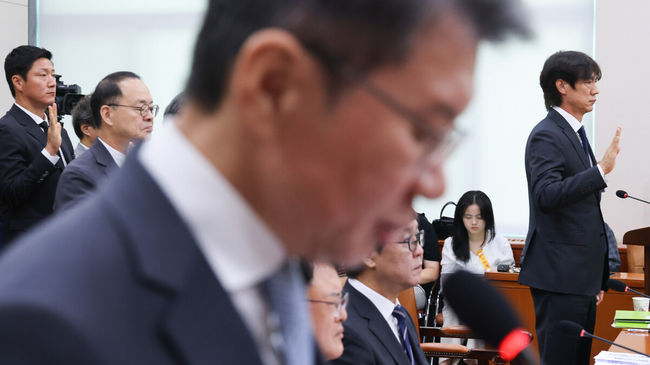 [OSEN=박준형 기자] 30일 서울 여의도 국회에서 문화체육관광위원회의 대한축구협회 현안 관련 청문회가 진행됐다.이날 청문회에는 홍명보 전 대한민국 축구대표팀 감독과 정몽규 전 대한축구협회장이 참석했다.홍명보 전 축구대표팀 감독이 증인 선서하고 있다.    2026.07.30 / soul1014@osen.co.kr  <사진=국회사진기자단>