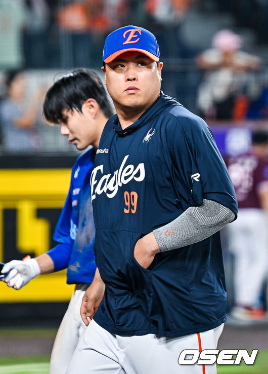 [OSEN=대전, 민경훈 기자] 19일 대전 한화생명 볼파크에서 2026 신한 SOL KBO리그 한화 이글스와 키움 히어로즈의 경기가 열렸다.이 경기에서 양 팀은 9-9 무승부를 거뒀다. 한화는 8-1로 앞서나갔지만 8회에만 무려 5실점 하면서 리드를 모두 날렸다. 이날 무승부로 한화는 후반기 첫 승리, 3연패 탈출, 키움전 6연패 탈출에 모두 실패했다.경기를 마치고 한화 류현진이 아쉬운 표정을 짓고 있다. 2026.07.19 / rumi@osen.co.kr