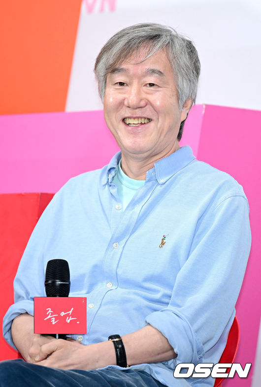[OSEN=최규한 기자] 9일 오후 서울 신도림 라마다에서 tvN새 토일드라마 ‘졸업’ 제작발표회가 열렸다.드라마‘졸업’(연출 안판석,극본 박경화,제작 스튜디오드래곤·(주)제이에스픽쳐스)은 스타 강사 서혜진(정려원 분)과 신입 강사로 나타난 발칙한 제자 이준호(위하준 분)의 설레고도 달콤한 미드나잇 로맨스를 그린다.안판석 감독이 인사말을 전하고 있다. 2024.05.09 / dreamer@osen.co.kr