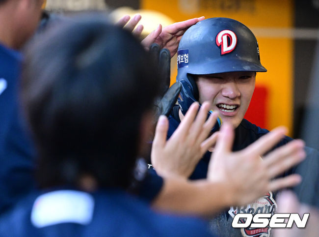 [OSEN=인천, 지형준 기자] 29일 인천SSG랜더스필드에서 2026 신한 SOL KBO리그 SSG 랜더스와 두산 베어스의 경기가 열렸다.SSG은 해치, 두산은 최민석을 선발로 내세웠다.2회초 2사 3루에서 두산 안재석이 SSG 해치의 폭투에 득점에 성공하며 동료선수들과 하이파이브를 하고 있다. 2026.07.30 / jpnews@osen.co.kr